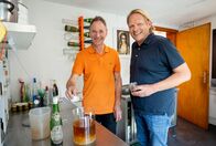 Lecker an Bord – Björn Freitag (r) mit Herbert Budweg, der eine kleine Essigmanufaktur in Ediger-Eller betreibt.