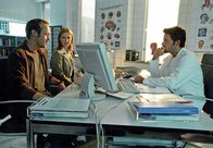 Stunde der Entscheidung – Christoph (Stephan Kampwirth, li.) und seine Frau Karen (Katharina Böhm) besprechen mit dem Neurochirurgen Dr. Victor Novak (Tim Bergmann) die schwierige Operation ihrer Tochter.