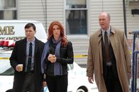 Unforgettable – Als auf einer Baustelle ein junger Stahlbaumonteur ermordet aufgefunden wird, beginnen Carrie (Poppy Montgomery, M.), Roe (Kevin Rankin, l.) und Mike (Michael Gaston, r.) sofort mit den Ermittlungen ...
