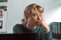 Red Light – Kommissarin Evi (Maaike Neuville) fragt sich, wer Ingmar Insider-Informationen geliefert hat.