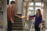 Two and a Half Men – Walden (Ashton Kutcher, l.) trennt sich von Ms. McMartin (Maggie Lawson, r.). Doch nach und nach erkennt er, dass es ein großer Fehler war ...