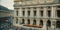 L'Opéra - Dancing in Paris – Eine Inszenierung des neuen Stücks auf den Stufen vor der Opéra versetzt Passanten auf der Straße ins Staunen. Während die Menge immer größer wird, können viele nicht glauben, was sie zu sehen bekommen.