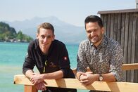 Hoagascht – Moderator Richard Deutinger (rechts) in Kammer am Attersee