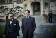 Der junge Inspektor Morse – Endeavour (Shaun Evans, r.) und Dr. Max Derbryn (James Bradshaw, l.) ermitteln auf dem Hof von Farmer Rennett Bell.