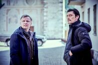 Schnee – (v.li.): Matthi (Robert Stadlober) und Prochazka (Stipe Erceg) am Dorfplatz.