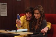 The Big Bang Theory – Raj gönnt sich ein Bier, fasst sich ein Herz und spricht Summer (Summer Glau, r.) an, die auch nicht abgeneigt ist, sich mit ihm zu unterhalten. Schließlich stellt Howard (Simon Helberg, l.) jedoch fest, dass Raj ein alkoholfreies Bier getrunken hat ...