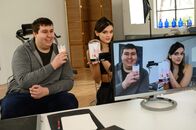 SOKO Stuttgart – Lifestyle-Vloggerin Suzi-Q. (Caroline Hartig, r.) präsentiert zusammen mit ihrem Fan Klaus Klement (Ernst Sigot, l.) ihre neuen Eiweißshakes vor laufender Kamera.