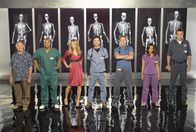 Scrubs - Die Anfänger – (8. Staffel) - Die Belegschaft des Sacred Heart Hospitals muss täglich mit neuen Überraschungen rechnen: (v.l.n.r.) Dr. Bob Kelso (Ken Jenkins), Turk (Donald Faison), Elliot (Sarah Chalke), J.D. (Zach Braff), Dr. Phil Cox (John C. McGingley), Carla (Judy Reyes) und der Hausmeister (Neil Flynn) ...