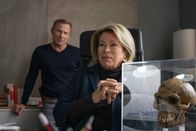 Der Samstagskrimi: Wilsberg – Anna Springer (Rita Russek) und Overbeck (Roland Jankowsky) haben einen Schädel konfisziert. Wie sich herausstellt, handelt es sich bei diesem Schädel allerdings um eine wertlose Kopie des Originals.