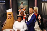 Community – Eigentlich ist die Clique auf dem Weg zu einer Halloweenparty, doch der Weg dorthin führt Britta (Gillian Jacobs, l.), Shirley (Yvette Nicole Brown, 2.v.l.), Jeff (Joel McHale, 2.v.r.), Annie (Alison Brie, r.), Abed (Danny Pudi, r. hinten) und Troy Barnes (Donald Glover, l. hinten) direkt in eine Geistervilla ...