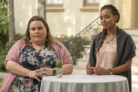 This Is Us - Das ist Leben – Kate Pearson (Chrissy Metz, l.); Zoe (Melanie Liburd, r.)