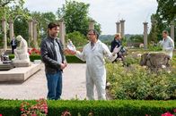 SOKO Stuttgart – Wer hat den jungen Butler getötet? Als Arian Brekalo erstochen in einem Park aufgefunden wird, durchforsten Kriminalhauptkommissar Jo Stoll (Peter Ketnath, l.) und KTU-Leiter Jan Arnaud (Mike Zaka Sommerfeldt, r.) die Umgebung. Finden sie hier die Tatwaffe oder einen anderen entscheidenden Hinweis? (Komparsen im Bild)