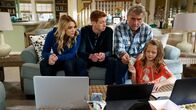Life in Pieces – Life in Pieces Staffel 3 Folge 20 Im familieneigenen Wettbüro: Hunter King als Clementine, Niall Cunningham als Tyler Hughes, James Brolin als John, Giselle Eisenberg als Sophia Hughes