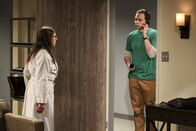 The Big Bang Theory – Sheldons (Jim Parsons, r.) Besuch bei Amy (Mayim Bialik, l.) in New Jersey, hat einige Höhen und Tiefen zu bieten ...
