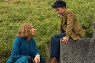 Jojo Rabbit – Rosie (Scarlett Johansson, l.); Jojo (Roman Griffin Davis, r.)