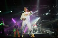 Knapp daneben – Die Neue Deutsche Welle löste in den 80ern ein flächendeckendes Fieber aus - das bis heute anhält. Peter Hubert von UKW ("Sommersprossen"), Markus ("Ich will Spaß", Bild) und Ixi ("Knutschfleck") sind die Gäste bei der Spezial-Ausgabe von "Knapp Daneben – Musik & Talk mit Heiner Knapp". Heiner Knapp spielt mit seinen Gästen Songs der NDW am Flügel und entlockt ihnen Details aus der wilden Zeit der 80er.