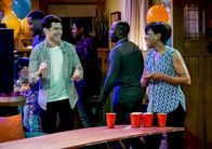 The Neighborhood – Dave Johnson (Max Greenfield, l.); Tina Butler (Tichina Arnold, r.)