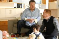 Modern Family – Cameron (Eric Stonestreet, l.) und Mitchell (Jesse Tyler Ferguson) sind mit Lily zu Besuch bei Amelia, deren Sohn in Lilys Kindergarten geht. Doch ihr Besuch ist nicht ganz uneigennützig...