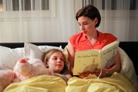 Vorstadtweiber – (v.li.) Anna Katharina Thomashoff (Lea), Martina Ebm (Caroline Melzer).