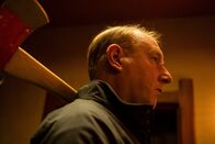 Killing Eve – Raymond (Adrian Scarborough) ist als Käufer im Auftrag "der Zwölf" in Rom. Bei dieser Gelegenheit will er sich jedoch auch um lose Enden seiner Organisation kümmern.