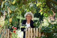 Garten und lecker – Für das Finale geht es nach Much ins Bergische Land. Auf Hof Tüschenbonnen lebt Ute Brehm auf einem denkmalgeschützten Hof mit einer 200-jährigen Geschichte. Ihr Garten ist ihre Lebensqualität – ein Staudenparadies mit unerwarteten Gartenräumen.