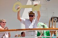 Verrückt nach Meer – Kapitän Morten Hansen präsentiert einen riesigen Schlüssel bei der Äquatortaufe auf der Atlantiküberquerung. Weiteres Bildmaterial finden Sie unter www.br-foto.de.