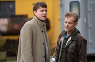 Sturm der Liebe – Roland (Steffen Wink, r.) glaubt, dass Ana noch immer tiefe Gefühle für Philipp (Robin Schick, l.) hegt.