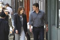 Castle – Castles (Nathan Fillion, r.) Tochter will unbedingt einen Motorroller haben. Im Gespräch mit Beckett (Stana Katic, l.) erfährt er, dass sie selbst eine Harley hatte, was ihn sehr überrascht.