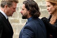 Spätzle Arrabbiata oder Eine Hand wäscht die andere – Dass Höpke (Patrick von Blume, li.) zur Beerdigung von Judiths Onkel gekommen ist, empfinden Judith (Sofie A. Miller, re.) und noch viel mehr Pipo (Adam Bousdoukos, Mi.) als Provokation.