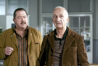 Die Rosenheim-Cops – Korbinian Hofer (Joseph Hannesschläger, l.) setzt Herbert Glaser (Philipp Sonntag) unter Druck, denn irgendetwas hat der Hobbyastrologe mit dem Mord zu tun.