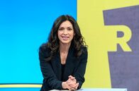 Report Mainz – Die profilierte Journalistin Nadia Kailouli moderiert das investigative Politmagazin "Report Mainz". Hier werden Missstände und Fehlentwicklungen aufgedeckt - in Politik, Wirtschaft und Gesellschaft.