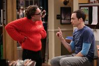 The Big Bang Theory – Leonard (Johnny Galecki, l.) fischt eine längst überfällige Leih-DVD aus seiner Rumpelkiste, die einst auf Sheldons Kundenkarte ausgeliehen wurde. Sheldon (Jim Parsons, r.) bleibt erstaunlich ruhig, stellt allerdings eine Bedingung an Leonard ...