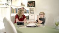 Die Ernährungs-Docs – Fehlt häufig in der Schule und kämpft so mit Wissenslücken bei den Tests: Silvia K. macht sich große Sorgen um ihren 11-jährigen Sohn Jan-Philip. Die Mutter findet, dass er oft abwesend ist.
