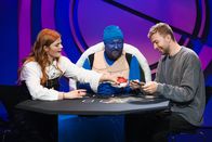 Neo Ragazzi – Sophie Passmann (l.) und Christoph Kramer (r.) spielen Pokemon in der Sendung "Neo Ragazzi" mit Tommi Schmitt und Sophie Passmann. Max Bierhals (M.) ist verkleidet als Pokemon.