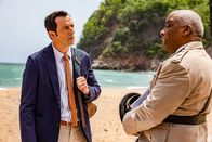 Death in Paradise – Detective Neville Parker (Ralf Little, l.) erfährt vom Polizeichef Selwyn Patterson (Don Warrington, r.) interessante Details über den Strand, die möglicherweise im Zusammenhang mit dem Mordfall stehen.
