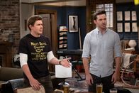 How I Met Your Father – Jesse (Chris Lowell, l.); Charlie (Tom Ainsley, r.)