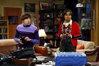 The Big Bang Theory – Bereiten alles für ein Laser-Experiment vor: Raj (Kunal Nayyar, r.) und Howard (Simon Helberg, l.) ...