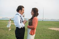 The Infiltrator – Robert Mazur (Bryan Cranston, l.); Evelyn Mazur (Juliet Aubrey, r.)