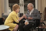 Two and a Half Men – Ein Herz und eine Seele: Wenn es um Marty (Carl Reiner, r.) geht, vergisst Evelyn (Holland Taylor, l.) sogar ihren Zynismus und kümmert sich liebevoll um ihren zukünftigen Ehemann ...
