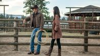 Yellowstone – John Dutton (Kevin Costner) und Monica Dutton (Kelsey Asbille)