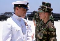 Die Akte Jane – Von den Männern im Camp als Fremdkörper betrachtet, stößt Navy-Offizier Lieutenant Jordan O'Neil (Demi Moore, r.) zunächst auf blanke Ablehnung und sexistischen Überlegenheitsdünkel. Vor allem O'Neils Ausbilder, Master Chief Urgayle (Viggo Mortensen, l.), begegnet der Soldatin in seinem Team mit offener Feindseligkeit ...