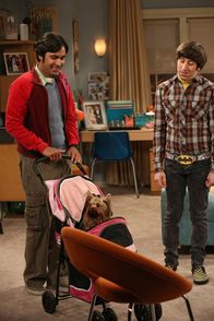 The Big Bang Theory – Raj (Kunal Nayyar, l.) muss übers Wochenende arbeiten und bittet Howard (Simon Helberg, r.), sich solange um sein Hündchen Cinnamon zu kümmern. Obwohl Howard zunächst nicht davon angetan ist, zeigt Bernadette schon bald mütterliche Gefühle - und schon sprechen sie über ihre Familienplanung. Aber dann läuft ihnen Cinnamon weg ...