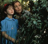 Matilda – Gemeinsam mit ihrer liebevollen Klassenlehrerin Fräulein Honig (Embeth Davidtz, r.) setzt sich Matilda (Mara Wilson, l.) mit ihren besonderen Fähigkeiten zur Wehr und taucht die graue Welt, die sie umgibt, in Licht, Wärme und Sonne ...