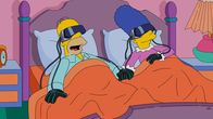 Die Simpsons – Noch genießen Marge (r.) und Homer (l.) die Zweisamkeit, doch schon bald fühlt sich Homer von seiner Frau im Stich gelassen ...