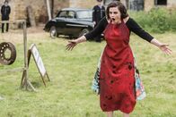 Father Brown – Bunty (Emer Kenny) soll eine Rolle beim Theaterstück übernehmen und geht in ihrem Schauspiel auf.