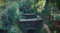 Lost Places – Aus der Luft kaum zu erkennen: ein Eingang in das unterirdische Stollensystem im Eulengebirge.