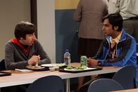 The Big Bang Theory – Rajs jüngere Schwester Priya macht während einer Geschäftsreise einen Zwischenstopp in Los Angeles und Raj (Kunal Nayyar, r.) bringt sie mit ins Institut. Er warnt Howard (Simon Helberg, l.) jedoch, die Finger von seiner Schwester zu lassen ...
