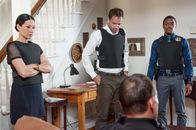 Elementary – Als die Leiche eines ehemaligen Auftragsmörders gefunden wird, gehen Sherlock Holmes (Jonny Lee Miller, M.), Joan Watson (Lucy Liu, l.) und Detective Bell (Jon Michael Hill, r.) auf Verbrecherjagd ...