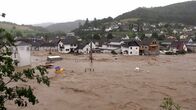 Die Flutkatastrophe 2021 - Ein Protokoll – Es war das schlimmste Unwetter seit Jahrzehnten. Und es wurde unterschätzt. Denn der Deutsche Wetterdienst hatte Starkregenmengen von bis zu 200 Liter auf den Quadratmeter vorhergesagt. Doch das konnte sich kaum jemand vorstellen. Die Katastrophe nahm ihren Lauf. Kleine Flüsse in Nordrhein-Westfalen und Rheinland-Pfalz, die eigentlich Pegel von deutlich unter einem Meter haben, schwollen auf mehr als das zehnfache an. Ahr und Erft wurden zu reißenden Strömen. Autos und Bäume, sogar Brücken und ganze Häuser wurden weggespült. Mehr als 180 Menschen verloren ihr Leben. - Die Ahr bei Schuld.