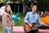 The Middle – Endlich jemand der Sue (Eden Sher, l.) versteht: Pastor TimTom (Paul Hipp, r.) ist eine echte Inspiration für das unsichere Mädchen ...